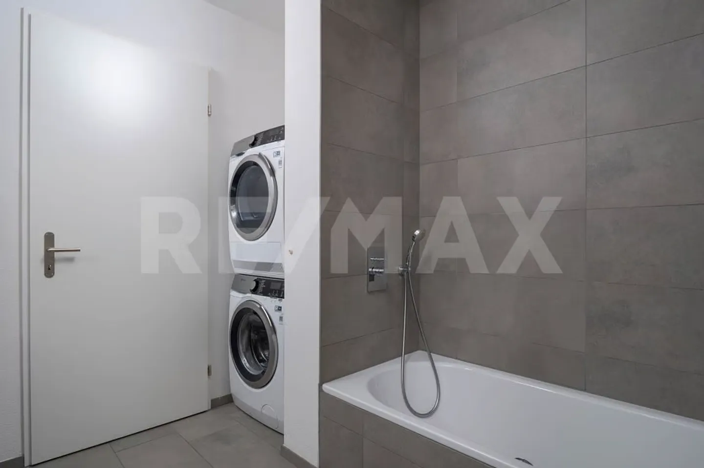 Appartement lumineux de 4,5 pièces avec balcon et ascenseur   moderne et entièrement équipé - Photo 9 sur 13