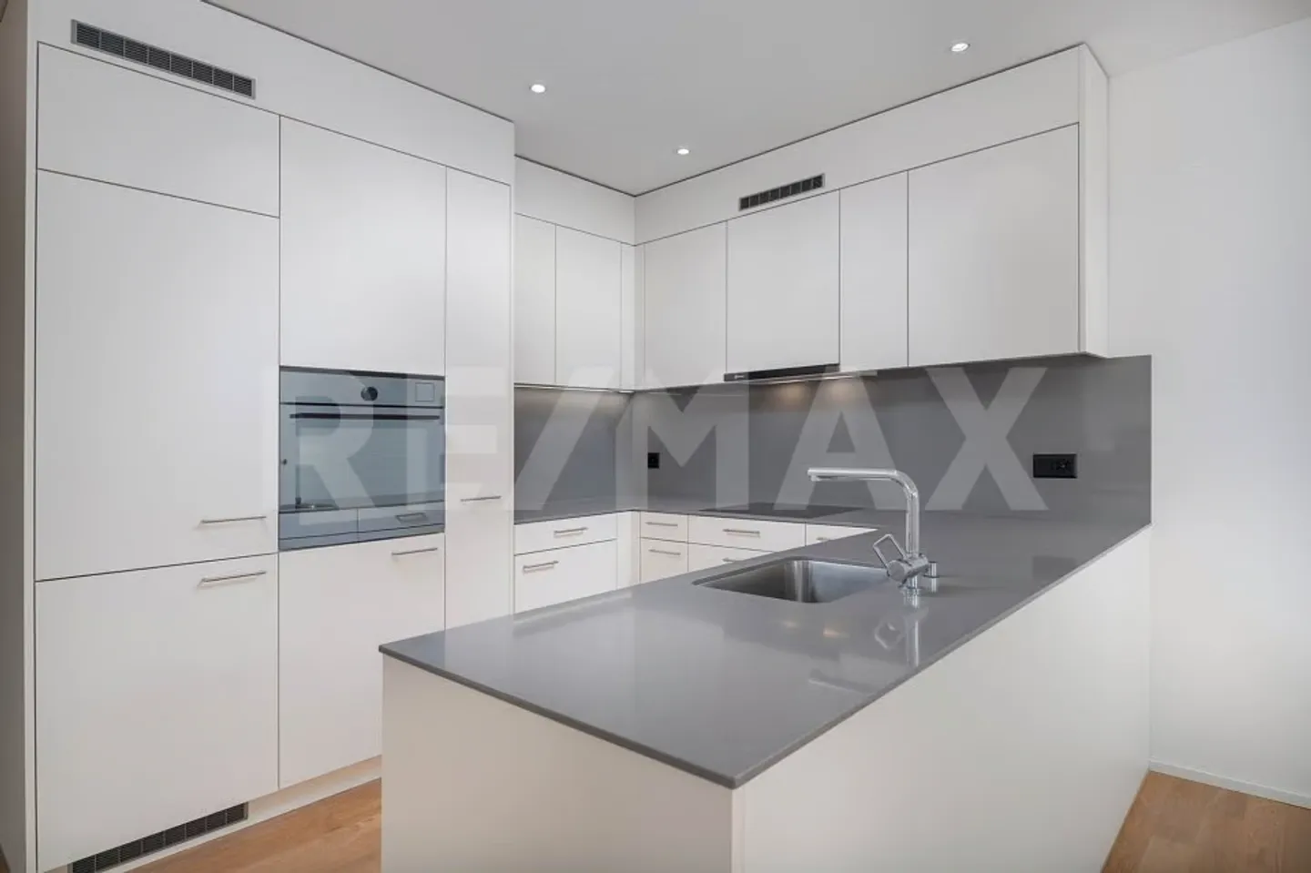 Appartement lumineux de 4,5 pièces avec balcon et ascenseur   moderne et entièrement équipé - Photo 5 sur 13