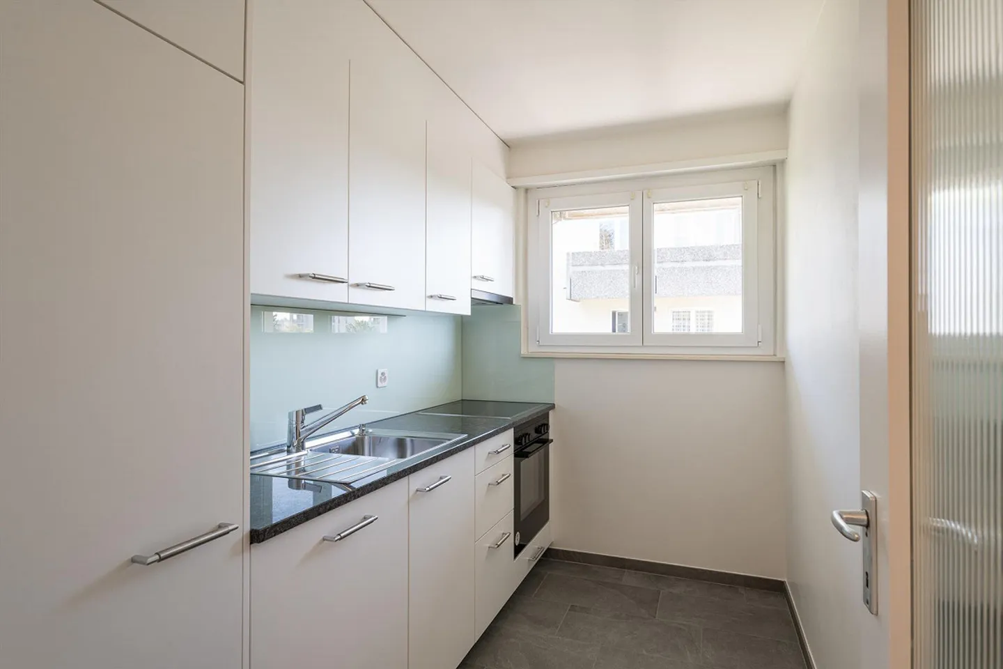 Quiet - Central - Close to Public Transport & Shopping - Photo 4 of 10