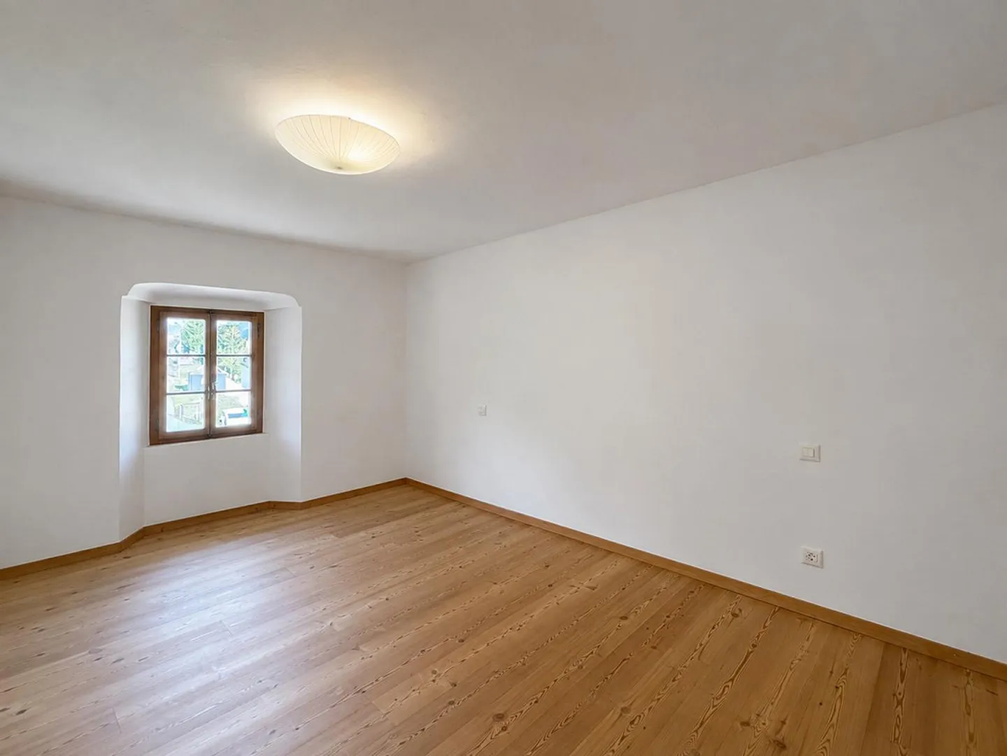 Elegante 4,5-Zimmer-Wohnung in einem authentischen Engadiner Haus in Madulain - Foto 4 von 10