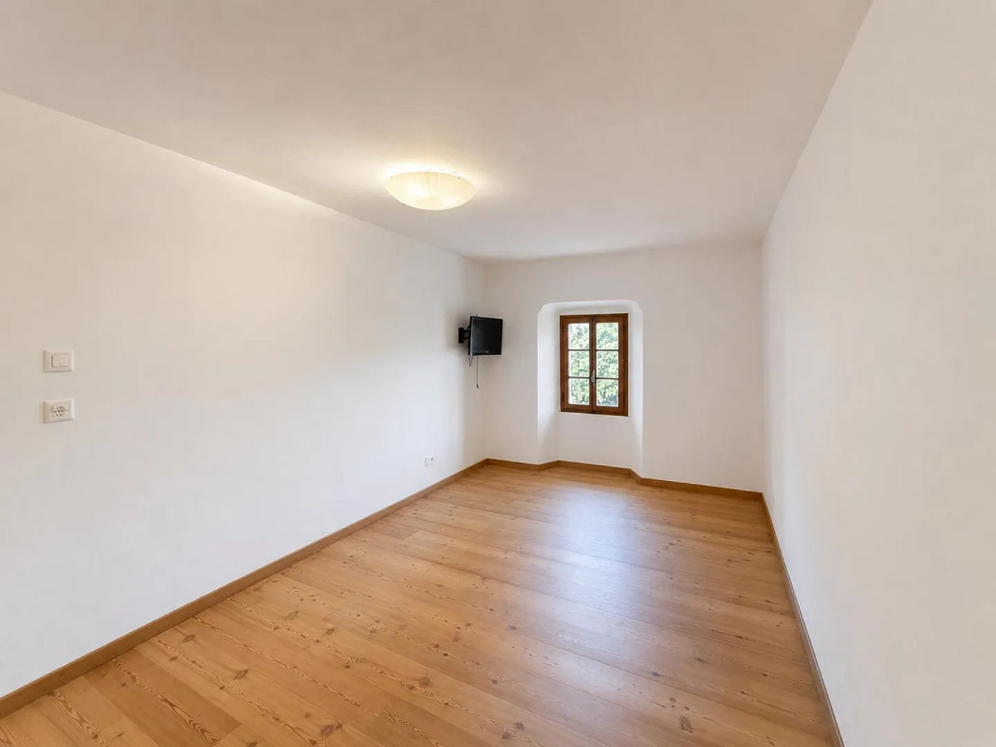 Elegante 4,5-Zimmer-Wohnung in einem authentischen Engadiner Haus in Madulain - Foto 5 von 10