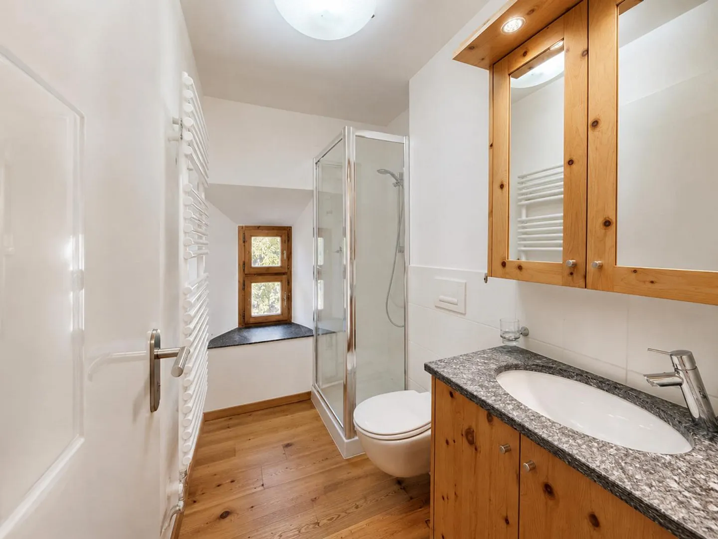 Elegante 4,5-Zimmer-Wohnung in einem authentischen Engadiner Haus in Madulain - Foto 6 von 10