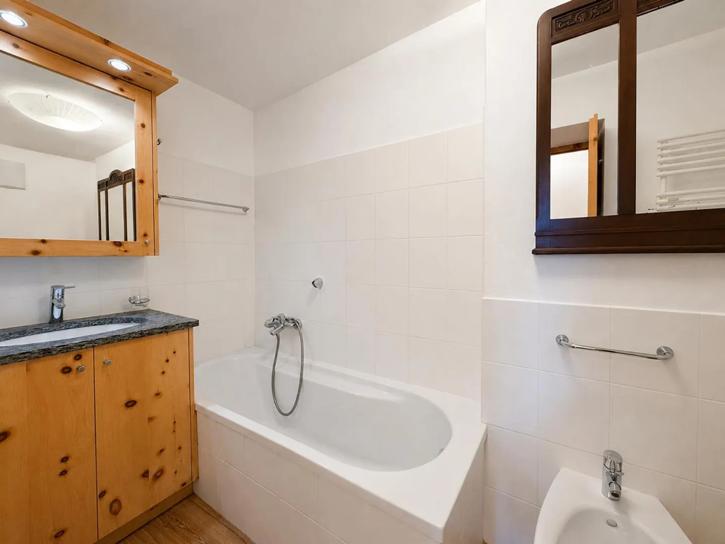 Elegante 4,5-Zimmer-Wohnung in einem authentischen Engadiner Haus in Madulain - Foto 7 von 10