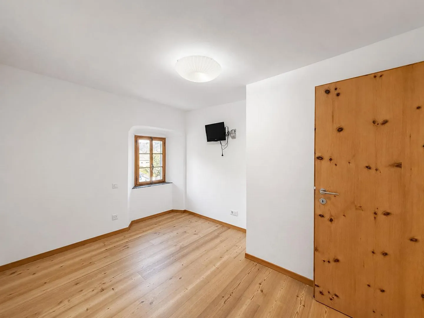 Elegante 4,5-Zimmer-Wohnung in einem authentischen Engadiner Haus in Madulain - Foto 8 von 10