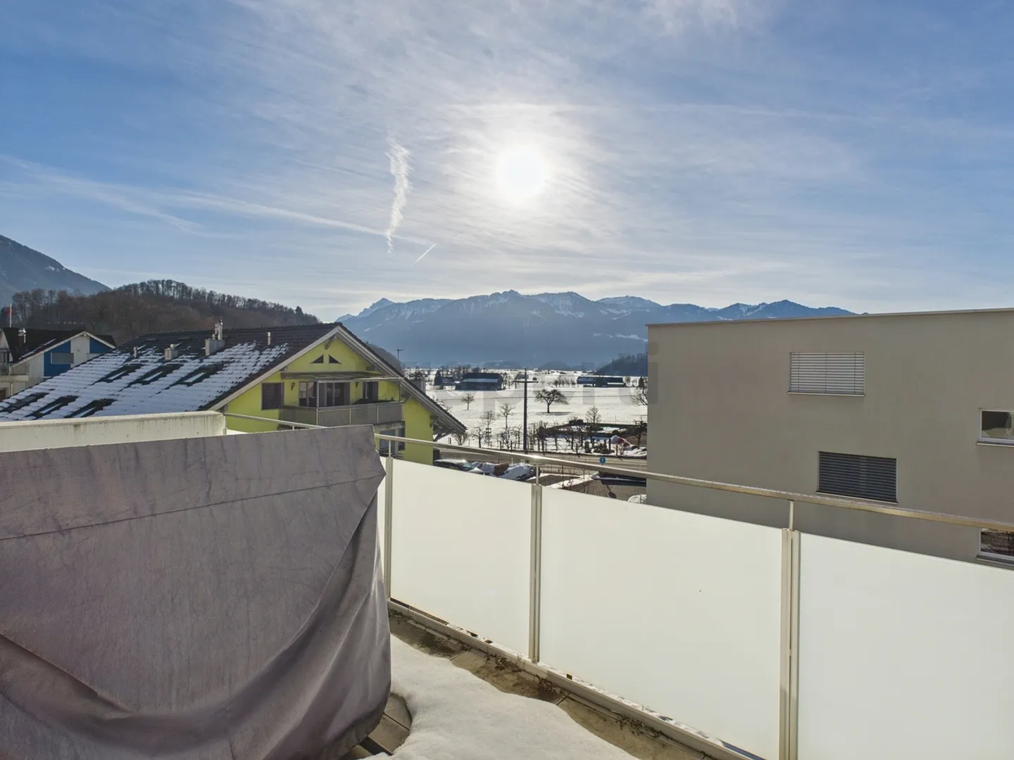 Moderne 4.5-Zimmer-Wohnung mit Balkon und schöner Weitsicht, inkl. einem Parkplatz - Foto 1 di 13