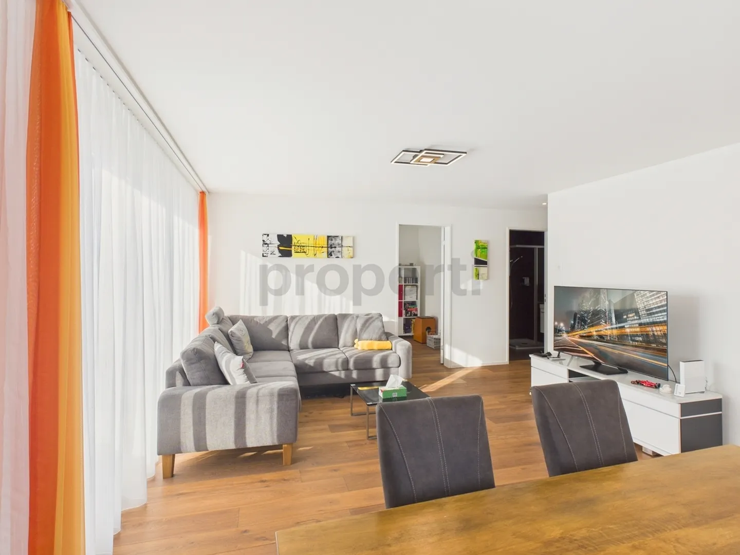 Moderne 4.5-Zimmer-Wohnung mit Balkon und schöner Weitsicht, inkl. einem Parkplatz - Foto 2 di 13