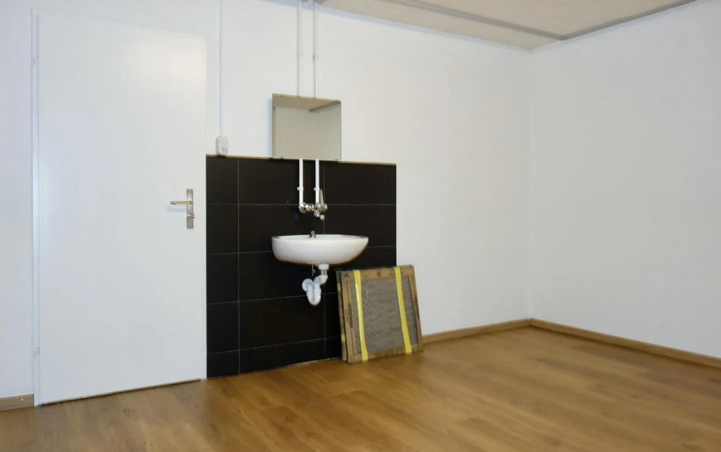 Stanza hobby (19 m²) con collegamento all'acqua e insonorizzazione a Uetikon a See - Foto 3 di 5