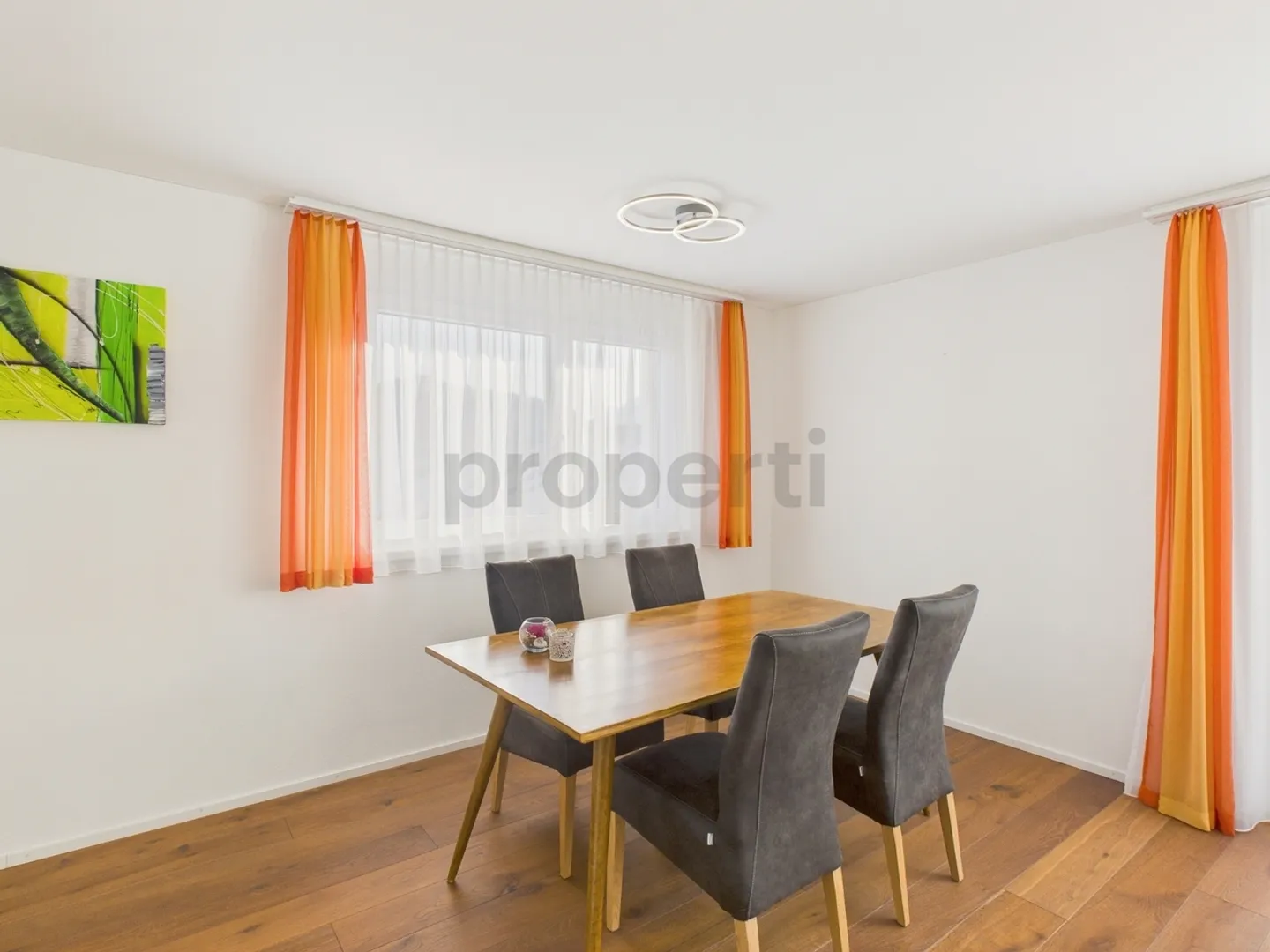 Moderne 4.5-Zimmer-Wohnung mit Balkon und schöner Weitsicht, inkl. einem Parkplatz - Foto 4 di 13
