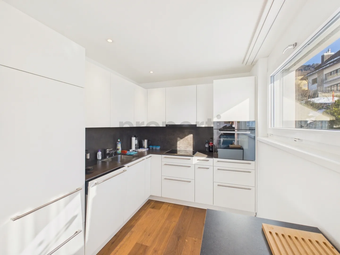Moderne 4.5-Zimmer-Wohnung mit Balkon und schöner Weitsicht, inkl. einem Parkplatz - Foto 5 di 13