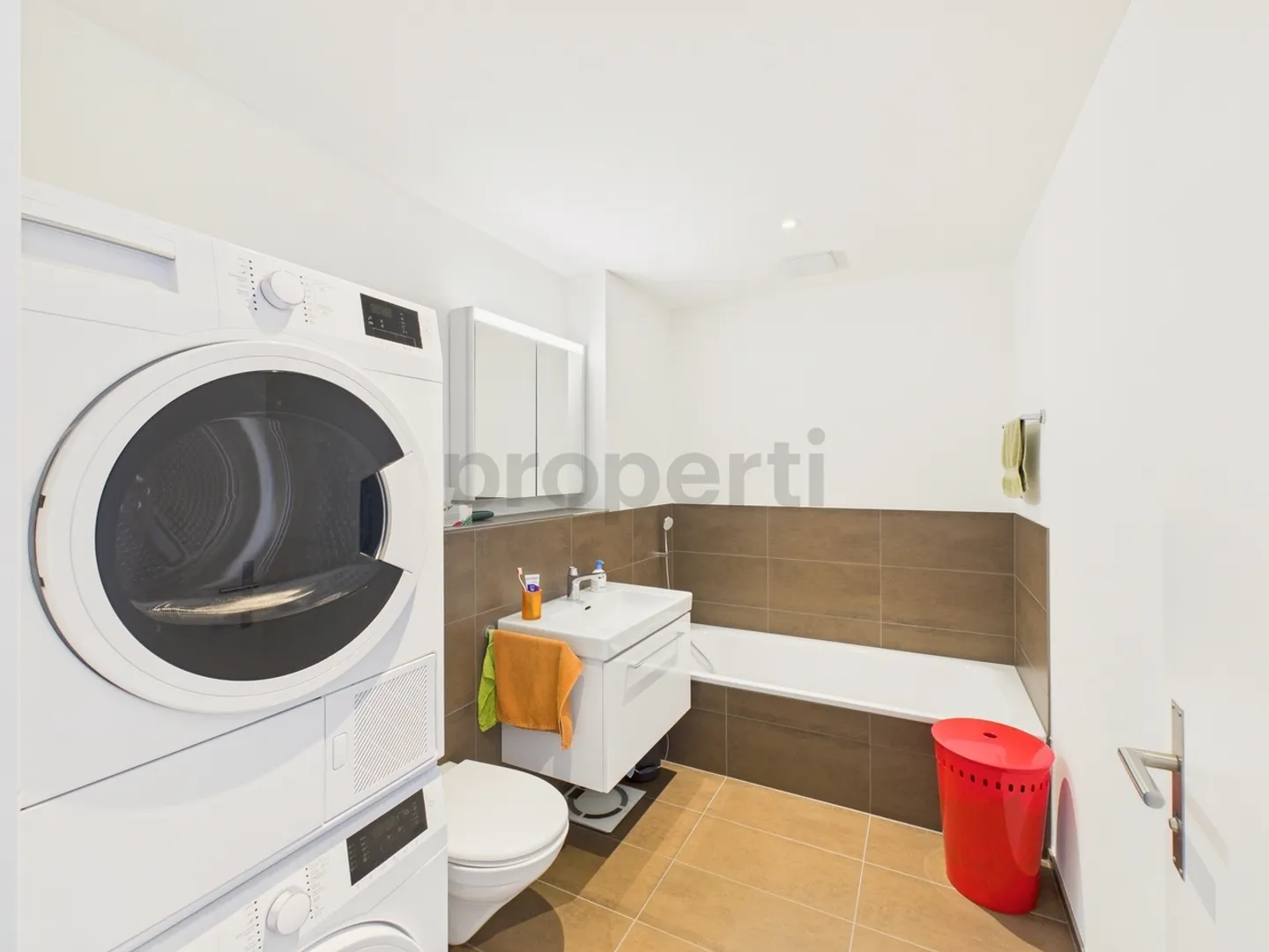 Moderne 4.5-Zimmer-Wohnung mit Balkon und schöner Weitsicht, inkl. einem Parkplatz - Foto 9 di 13