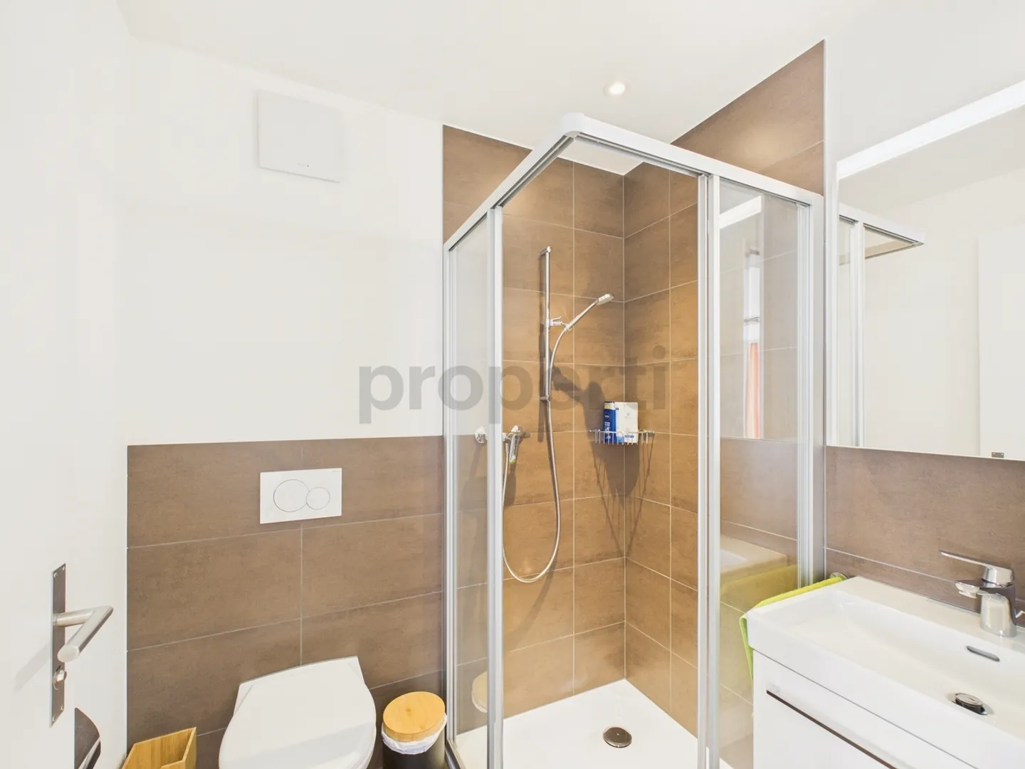 Moderne 4.5-Zimmer-Wohnung mit Balkon und schöner Weitsicht, inkl. einem Parkplatz - Foto 10 di 13