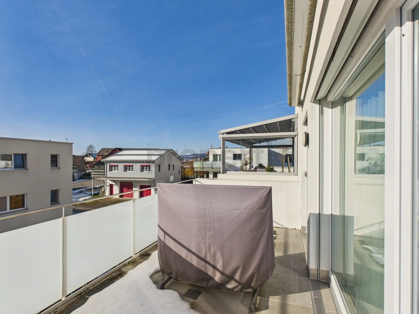 Moderne 4.5-Zimmer-Wohnung mit Balkon und schöner Weitsicht, inkl. einem Parkplatz - Foto 11 di 13