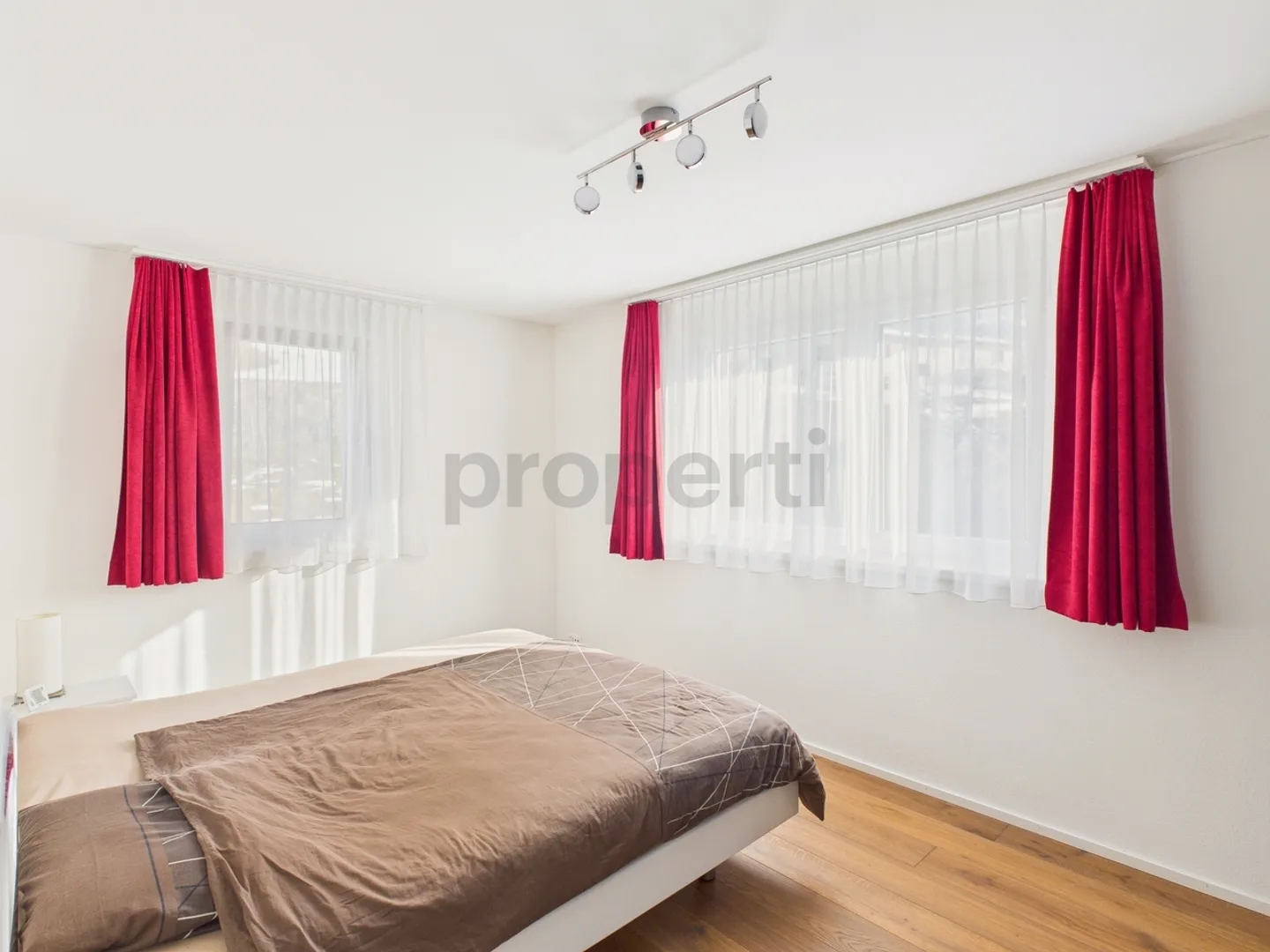 Moderne 4.5-Zimmer-Wohnung mit Balkon und schöner Weitsicht, inkl. einem Parkplatz - Foto 7 di 13