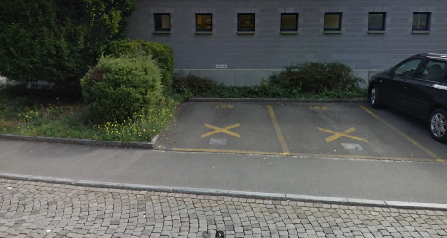 Posto auto economico alla stazione di Flüelen - Foto 1 di 2