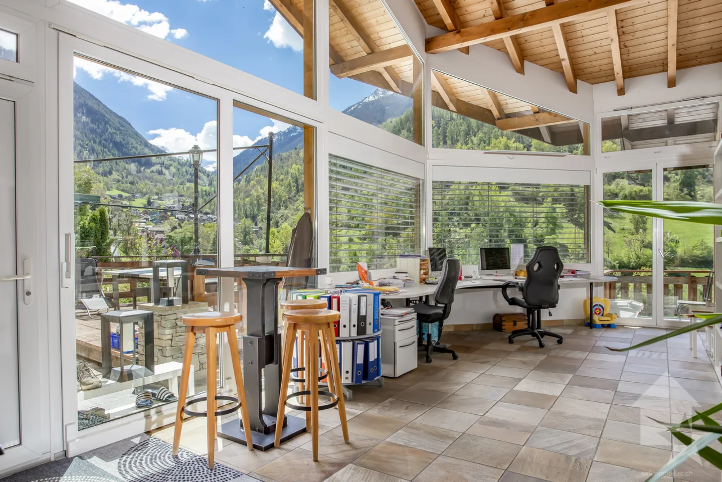 Spacious villa with 7.5 rooms, 245 m², large flat garden - Photo 1 of 15