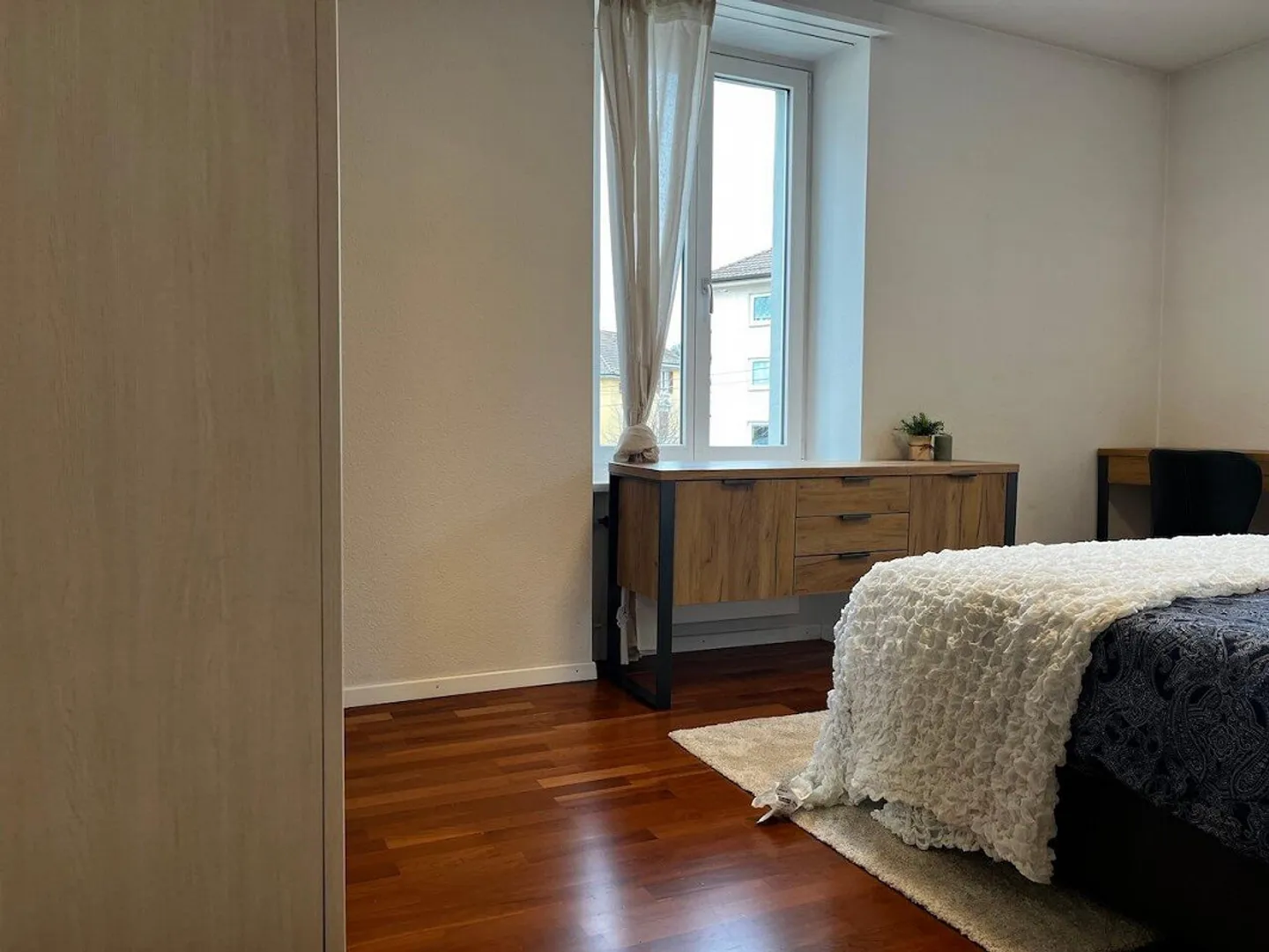 Camera arredata in appartamento modernizzato in ottima posizione - Foto 2 di 31