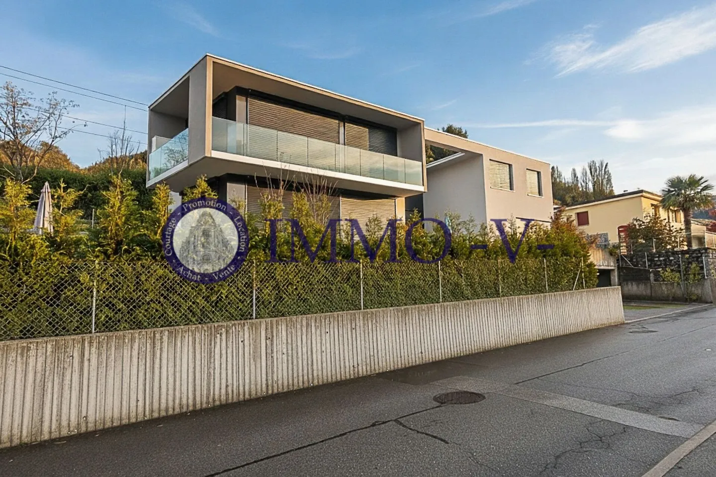Villa with a breathtaking view of the lake and mountains - Photo 1 of 11