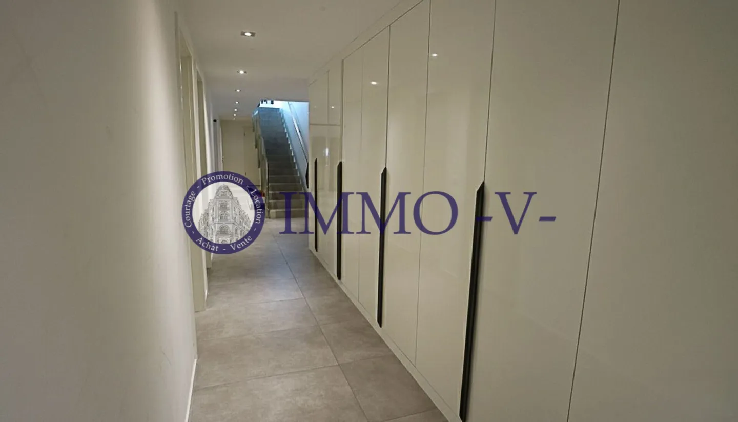 Villa with a breathtaking view of the lake and mountains - Photo 2 of 11