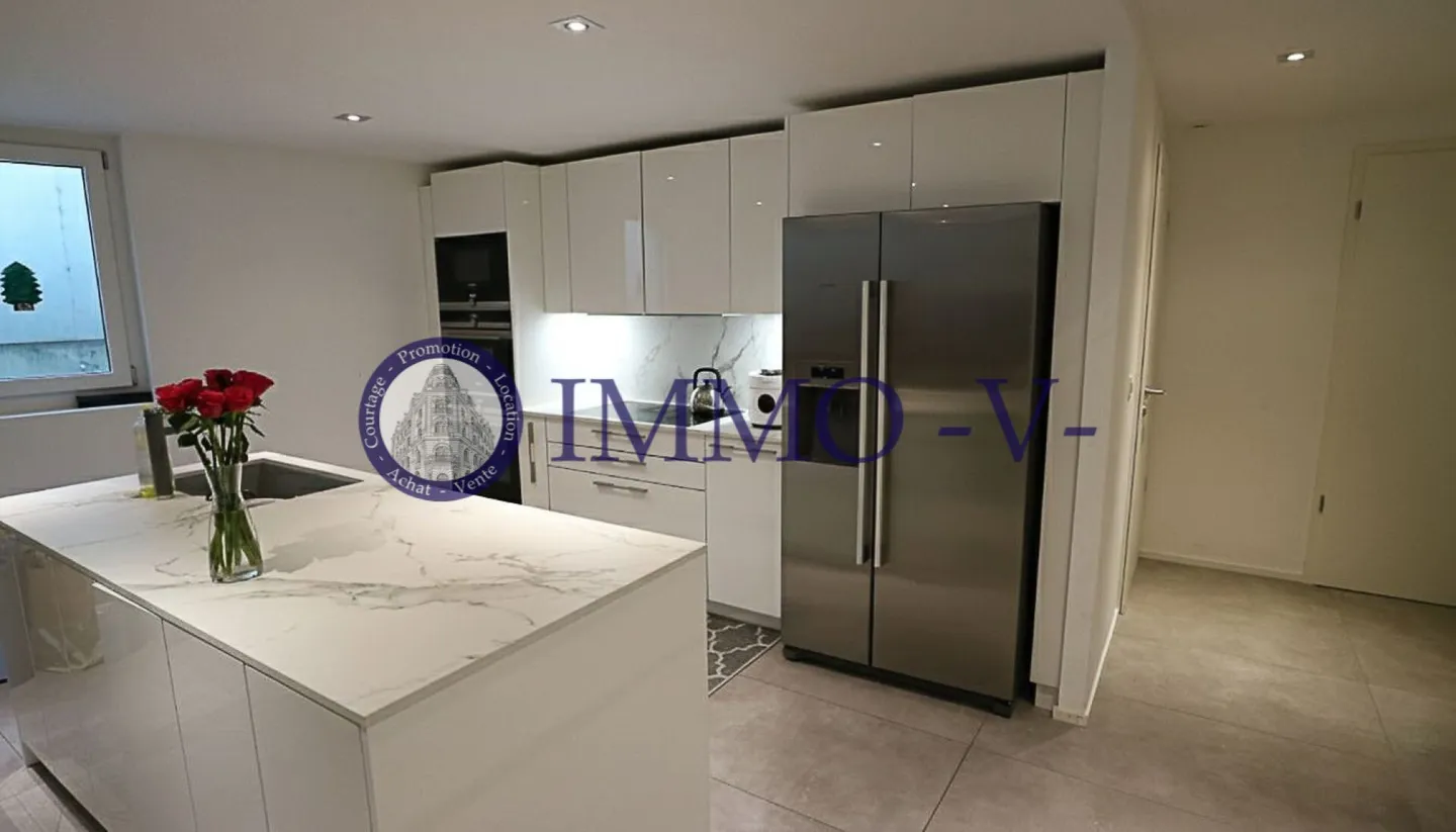 Villa with a breathtaking view of the lake and mountains - Photo 3 of 11