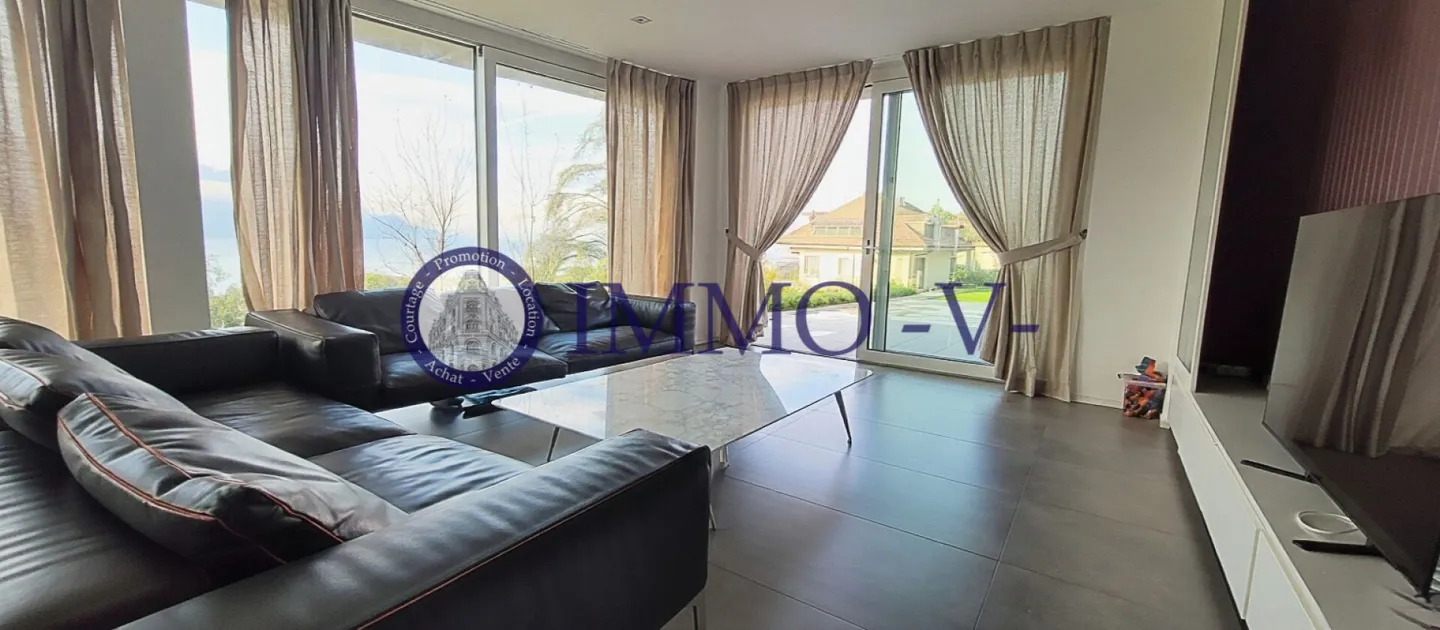 Villa with a breathtaking view of the lake and mountains - Photo 4 of 11