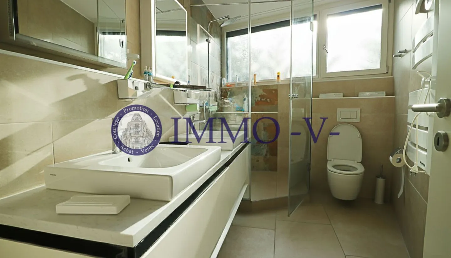 Villa with a breathtaking view of the lake and mountains - Photo 5 of 11