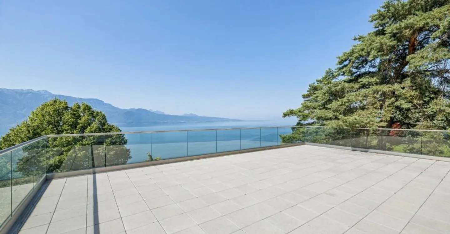 An architectural work suspended between sky and lake - Photo 11 of 12