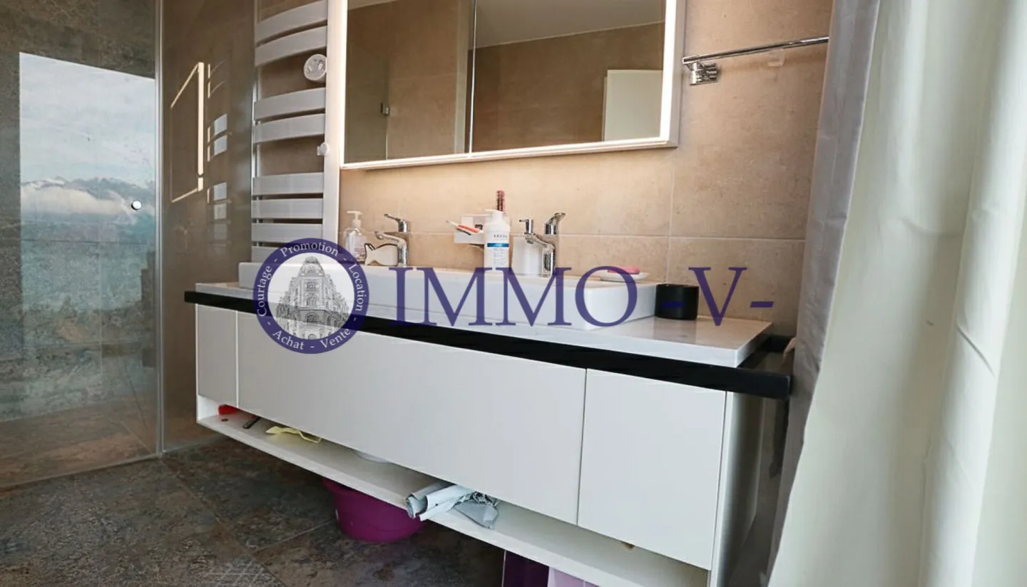 Villa with a breathtaking view of the lake and mountains - Photo 7 of 11