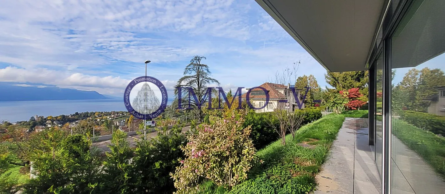 Villa with a breathtaking view of the lake and mountains - Photo 10 of 11