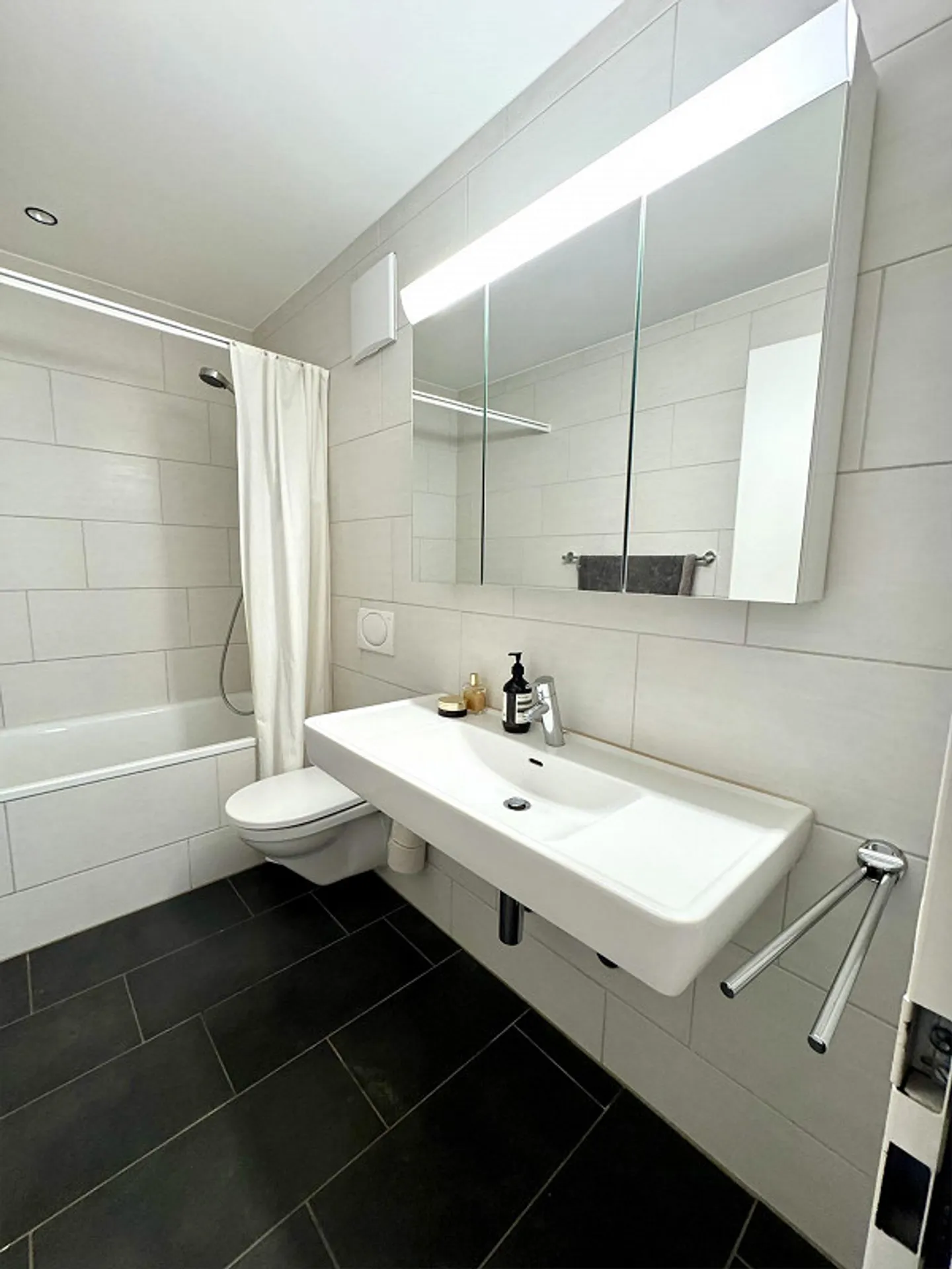 Sunny 3.5-room apartment with balcony in Mettmenstetten - Photo 11 of 18