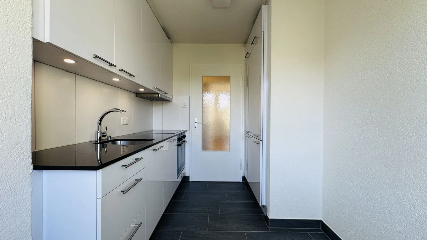 Appartamento soleggiato di 3,5 locali al 1° piano - appena ristrutturato, con balcone e cantina - Foto 4 di 11
