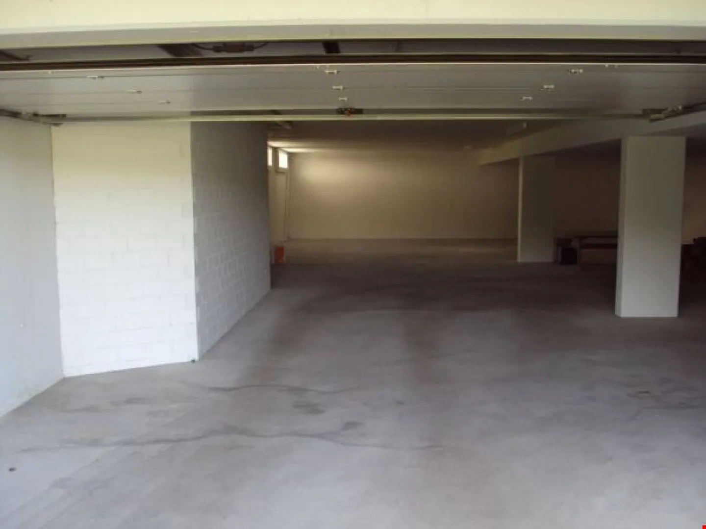 Einstellhallenplatz zu Vermieten - Foto 1 von 2