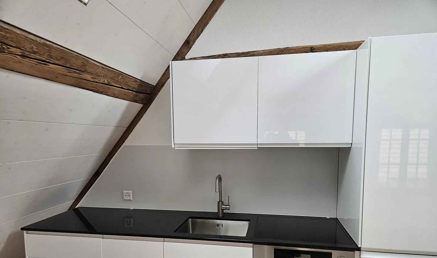 Charmant appartement en attique de 2,5 pièces à Bleienbach - Photo 3 sur 6