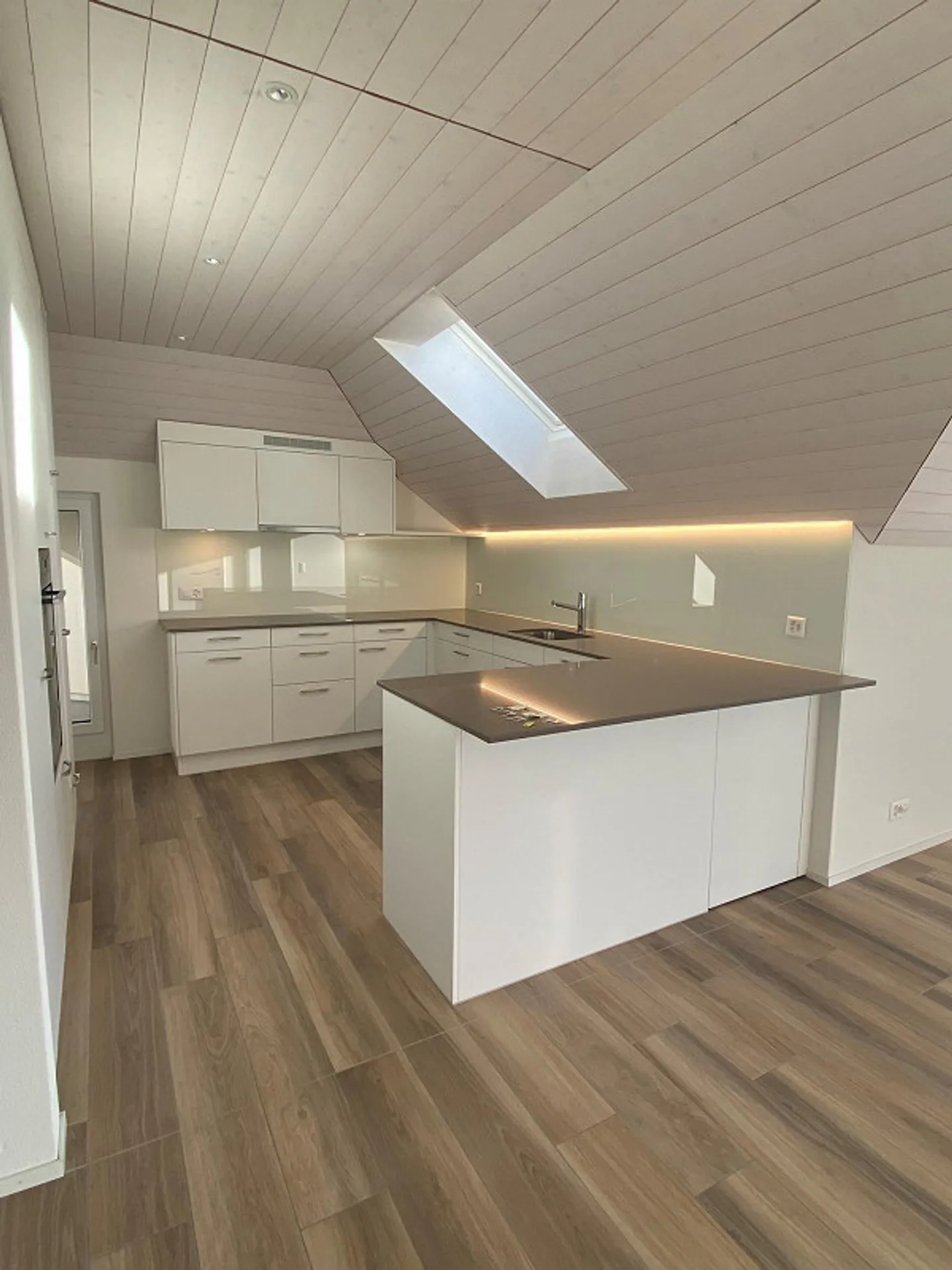 Fantastico appartamento attico di 3,5 stanze - Foto 2 di 13