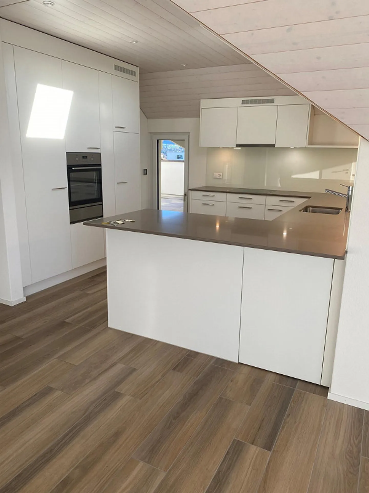 Fantastico appartamento attico di 3,5 stanze - Foto 3 di 13