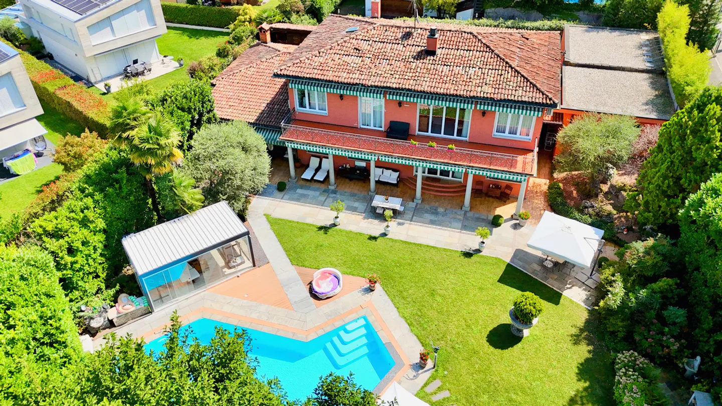 Elegante Villa mit herrlichem Pool und üppigem Garten in Caslano - Foto 1 von 22