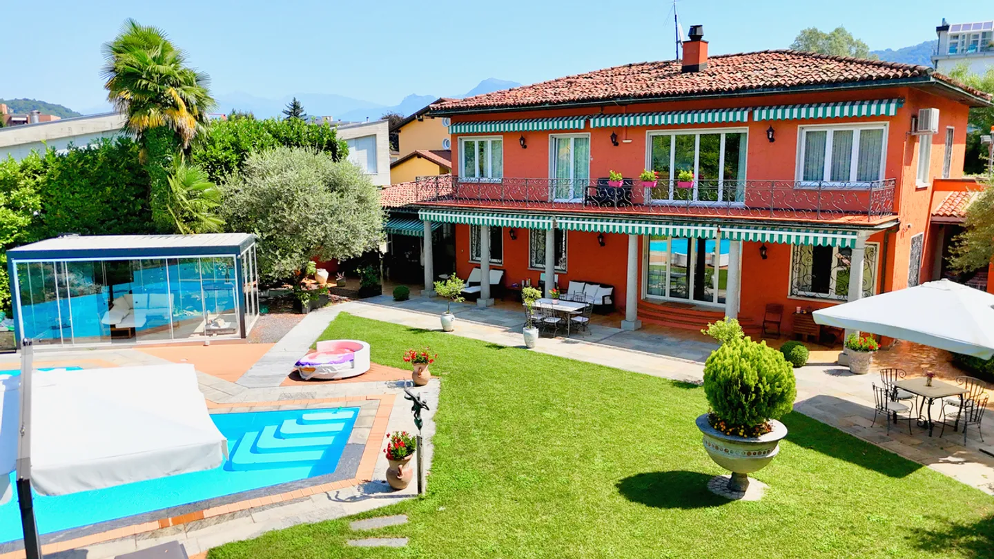 Elegante Villa mit herrlichem Pool und üppigem Garten in Caslano - Foto 3 von 22