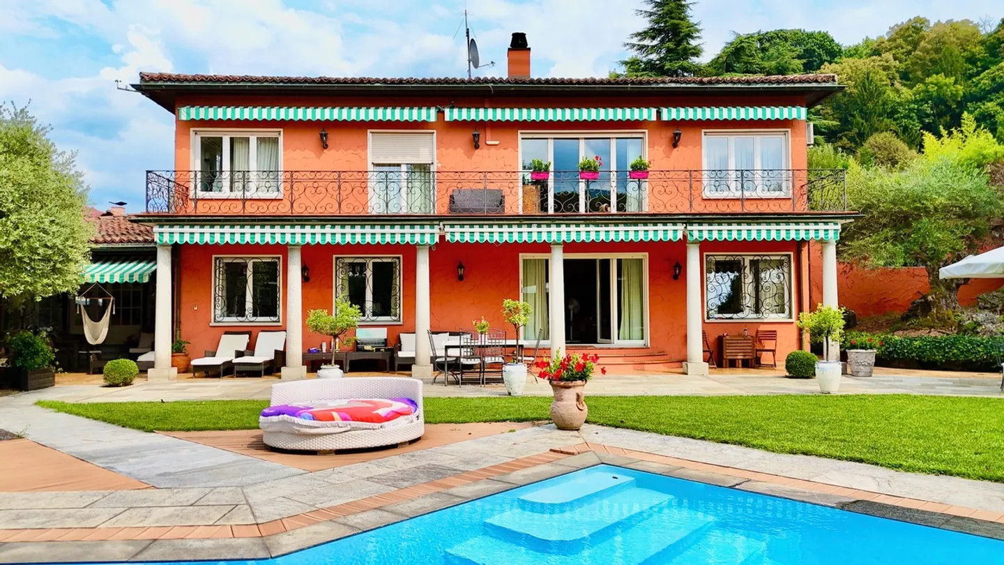 Elegante Villa mit herrlichem Pool und üppigem Garten in Caslano - Foto 4 von 22