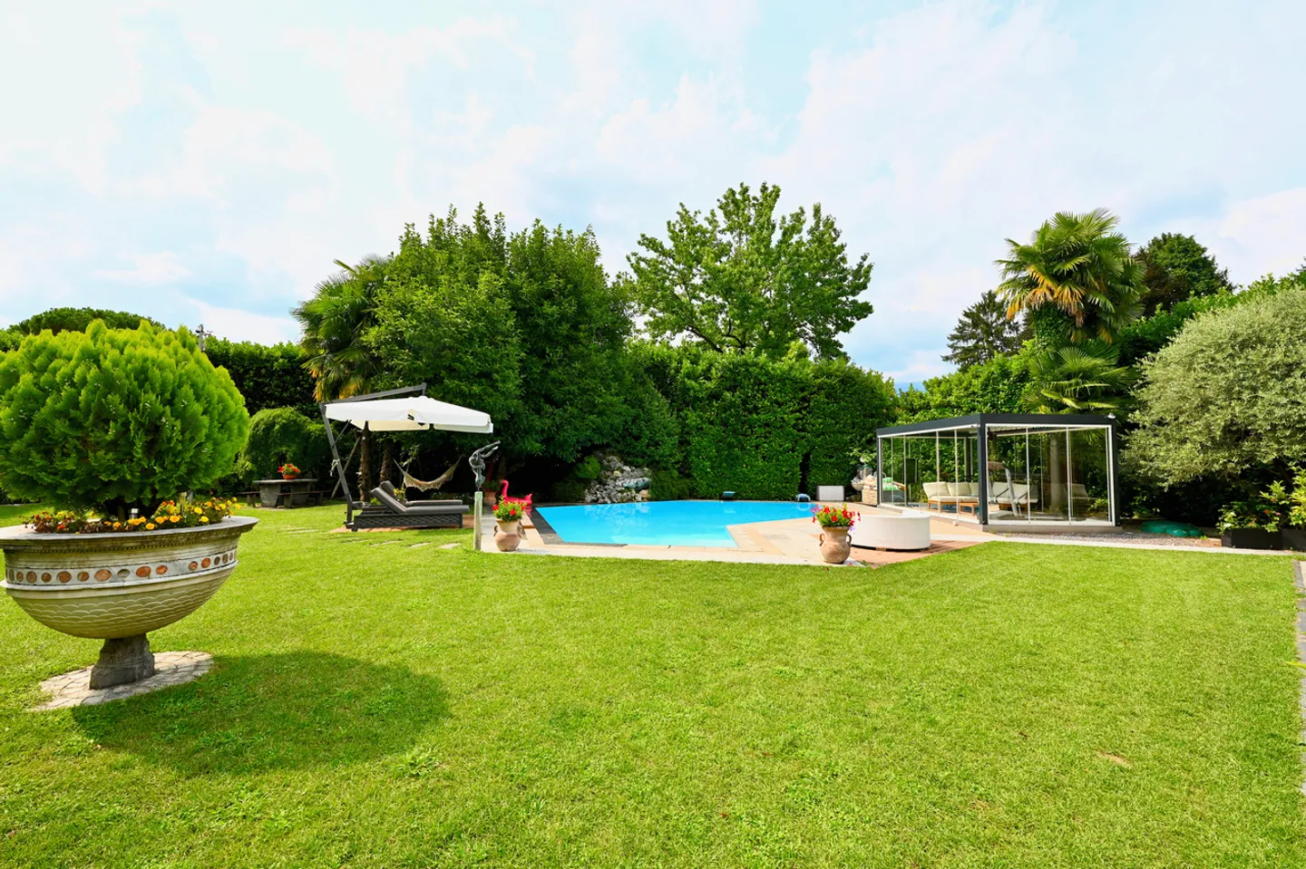 Elegante Villa mit herrlichem Pool und üppigem Garten in Caslano - Foto 6 von 22