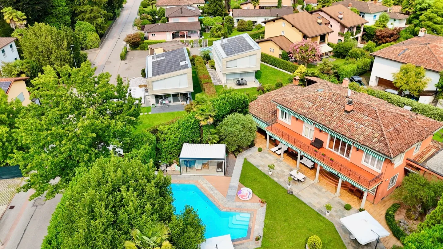 Elegante Villa mit herrlichem Pool und üppigem Garten in Caslano - Foto 20 von 22