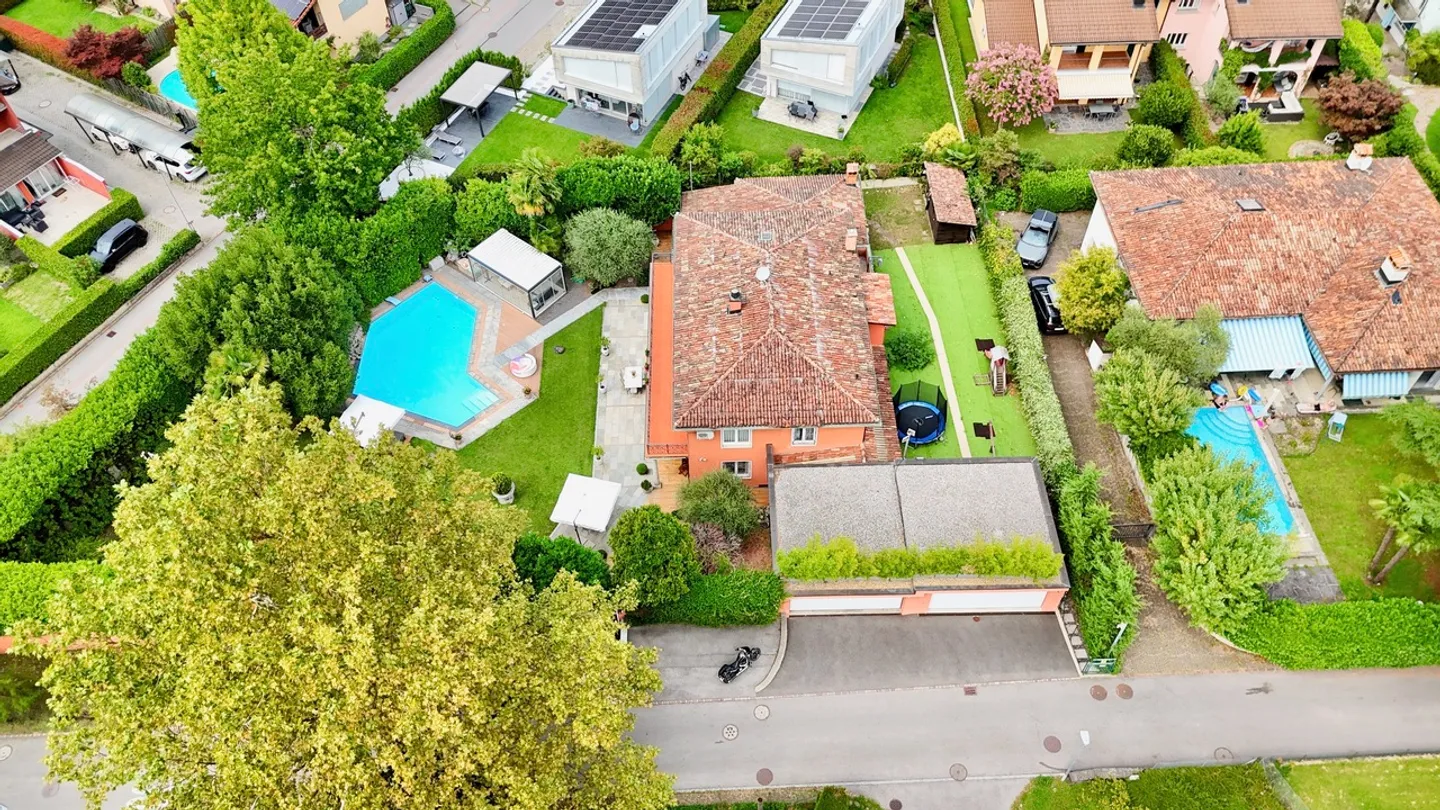 Elegante Villa mit herrlichem Pool und üppigem Garten in Caslano - Foto 21 von 22