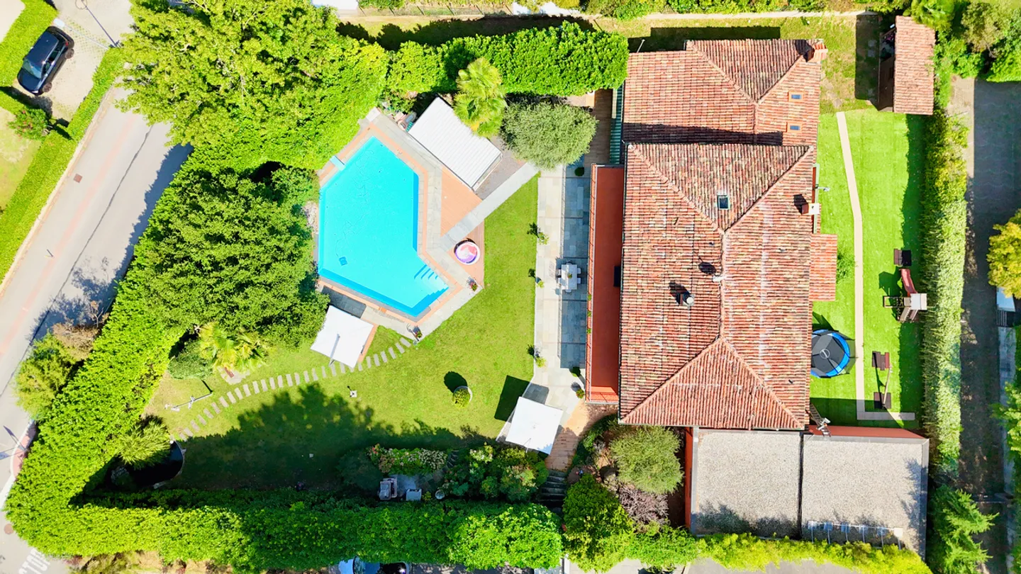 Elegante Villa mit herrlichem Pool und üppigem Garten in Caslano - Foto 22 von 22