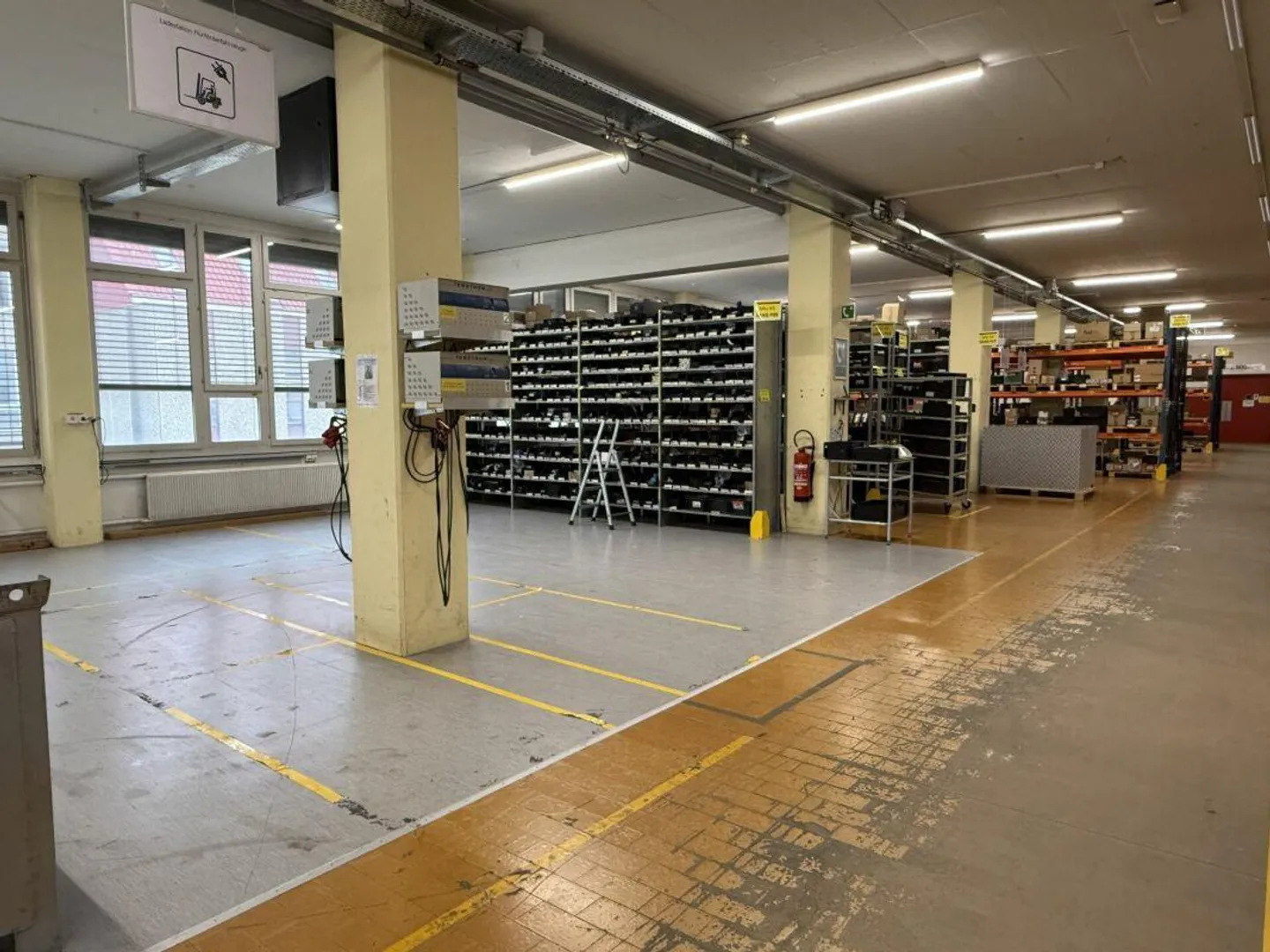 Spazi commerciali di circa 1.200 m2 su un livello - Foto 2 di 7