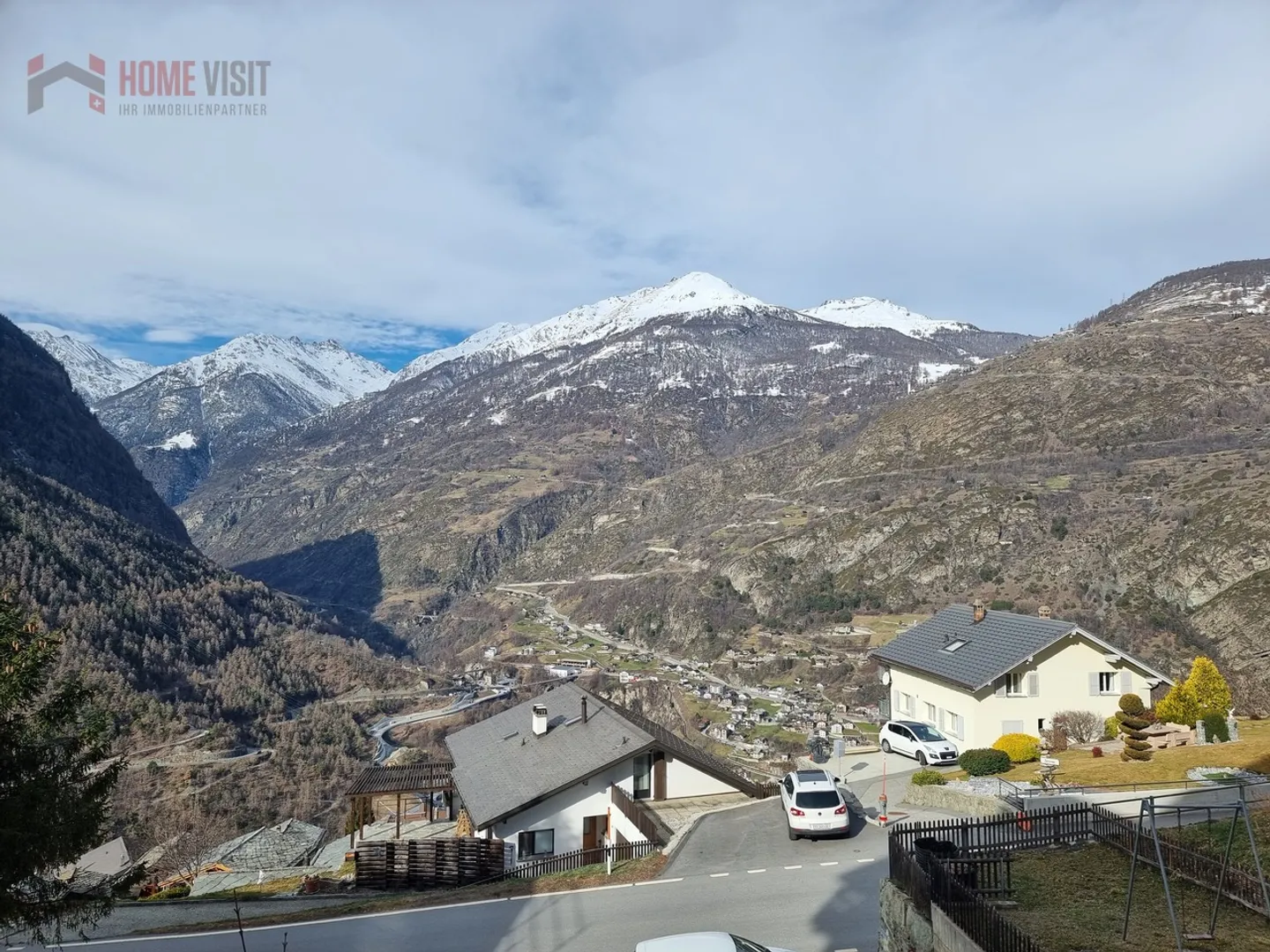 Top 4.5 Room Apartment with Stunning Views in Staldenried - Photo 3 of 9