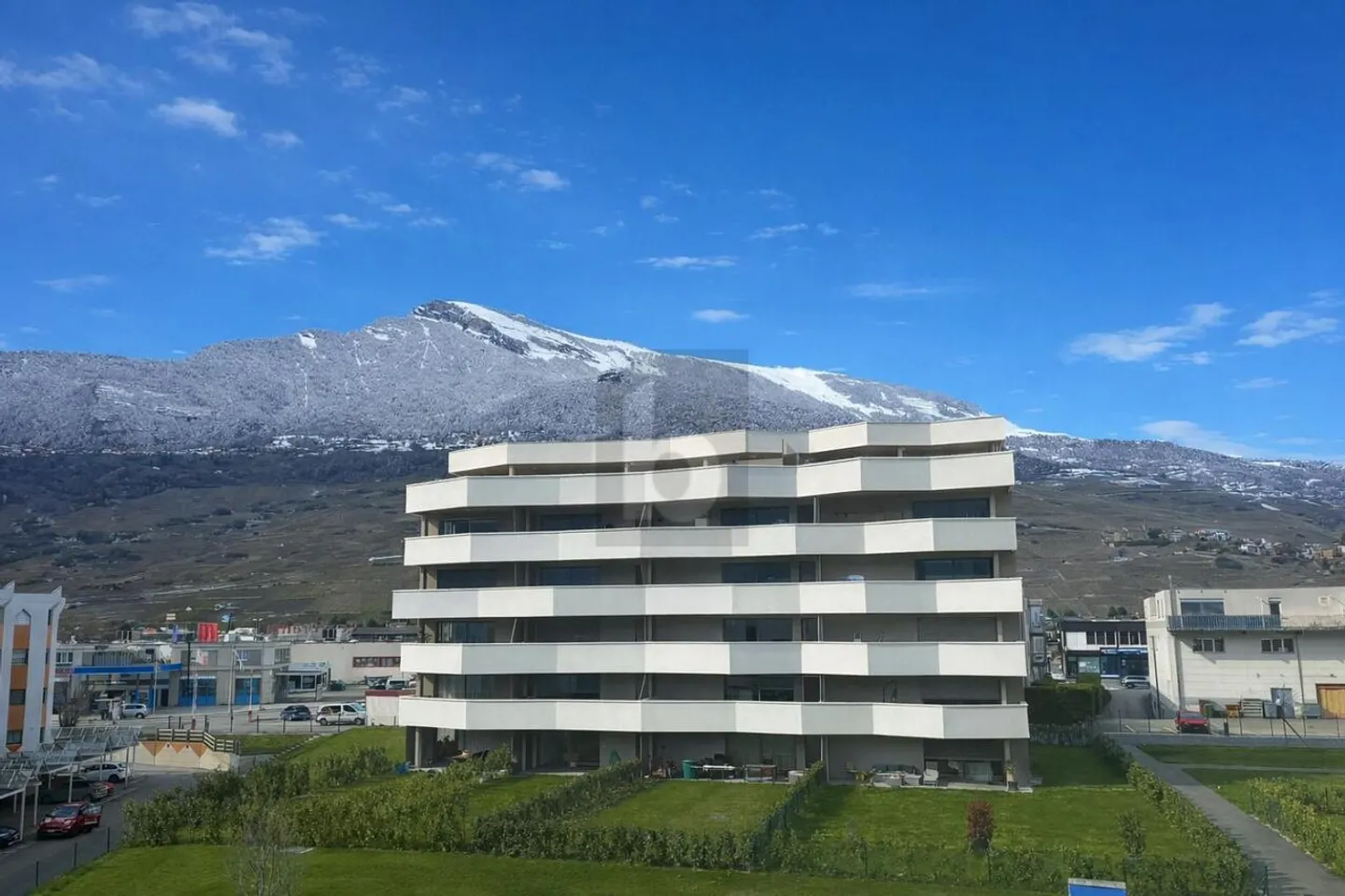 HELL MIT BLICK AUF DIE BERGE - Foto 1 von 6
