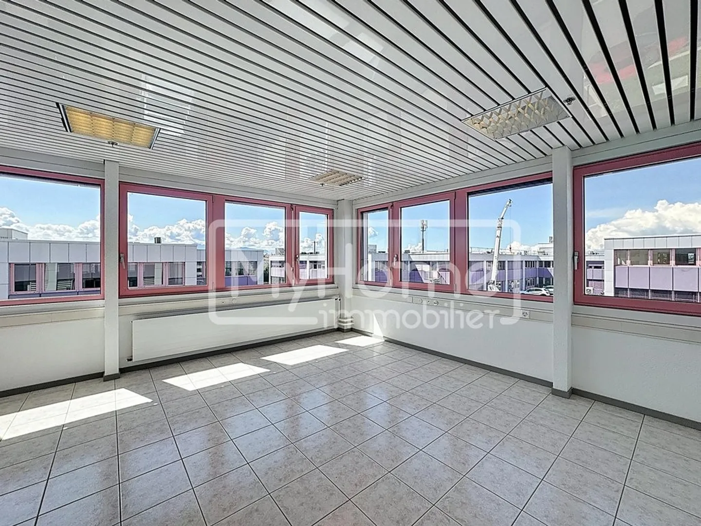 Bright commercial space of 103 m2 in Lonay - Photo 1 of 6