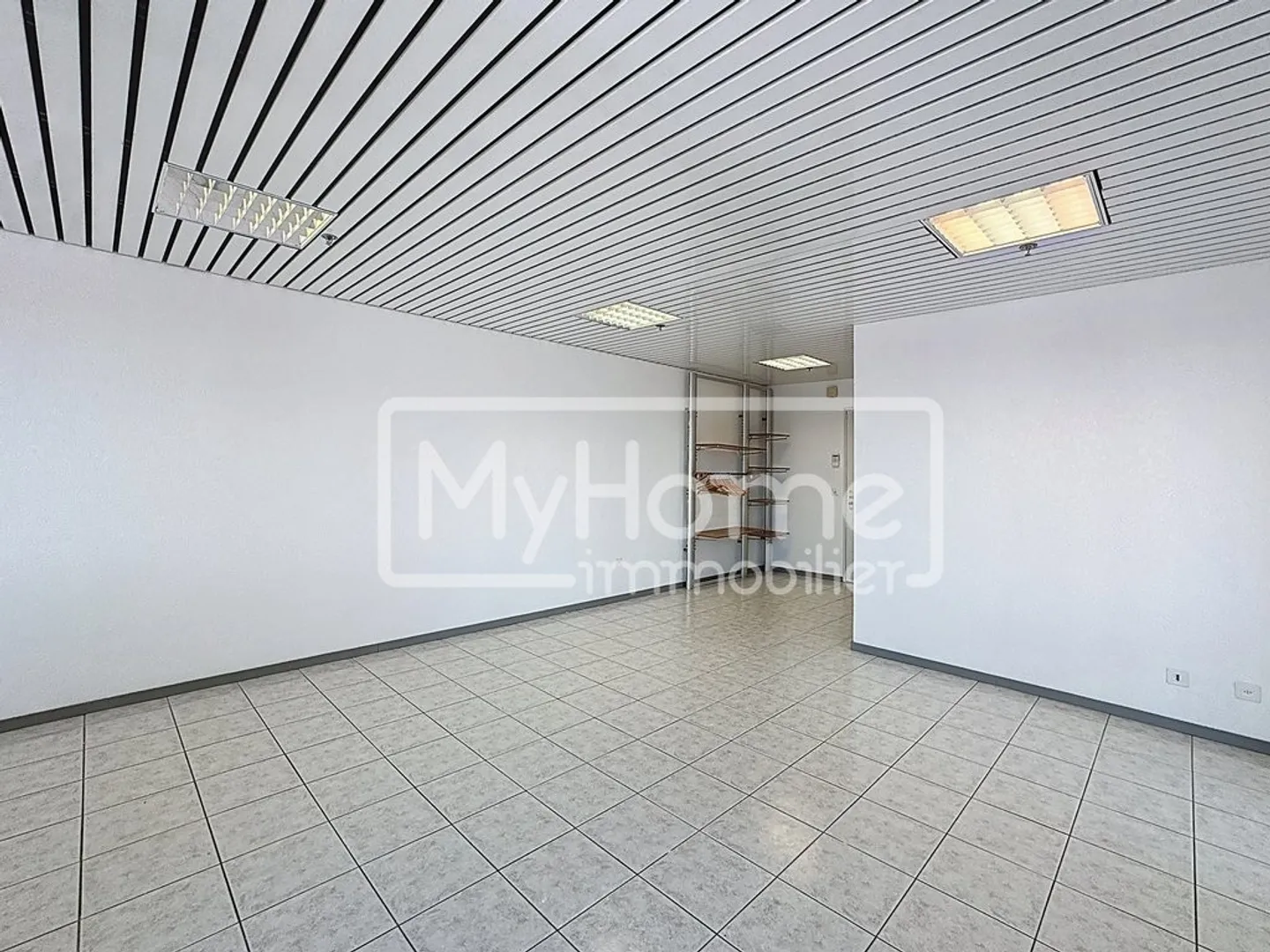 Bright commercial space of 103 m2 in Lonay - Photo 2 of 6