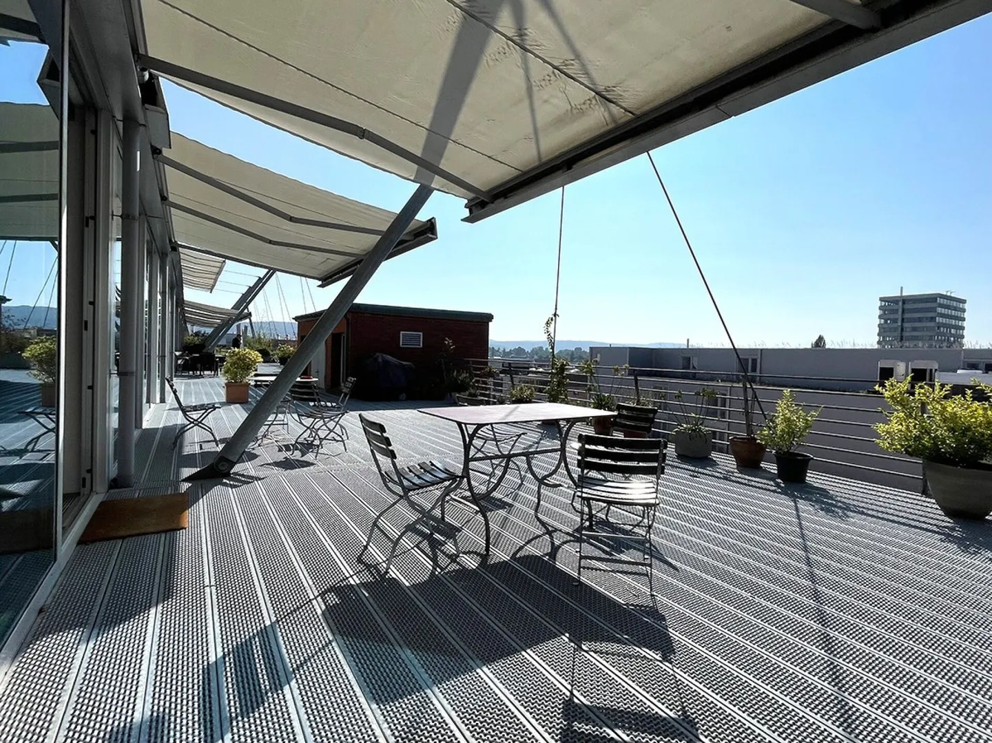 Modern commercial space with exclusive rooftop terrace in Zurich's Binz district - Photo 3 of 7