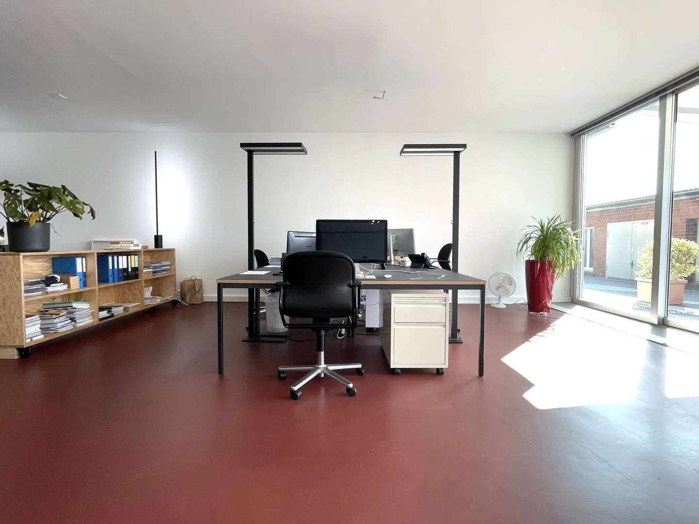 Modern commercial space with exclusive rooftop terrace in Zurich's Binz district - Photo 4 of 7