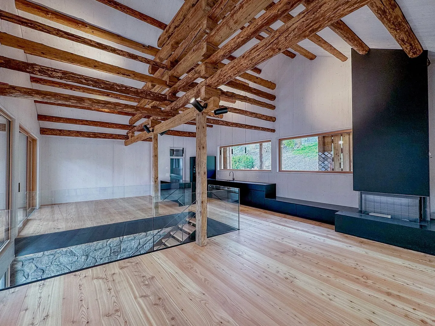 Historischer Stall in den Alpen - Foto 2 von 20