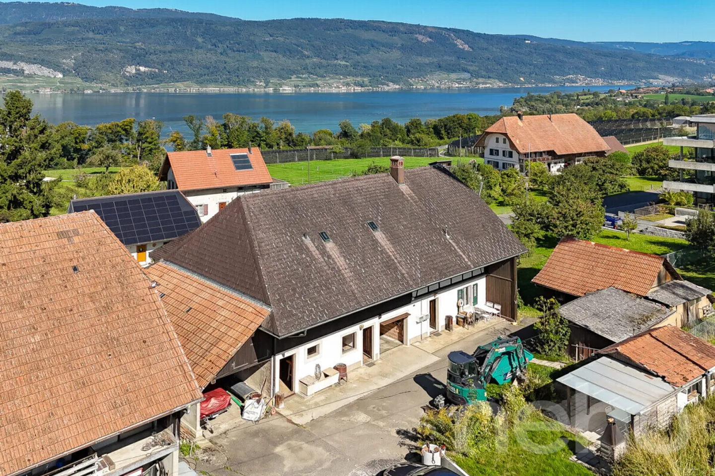 Fascino rurale con grande terreno e vicinanza ai laghi - Foto 1 di 12